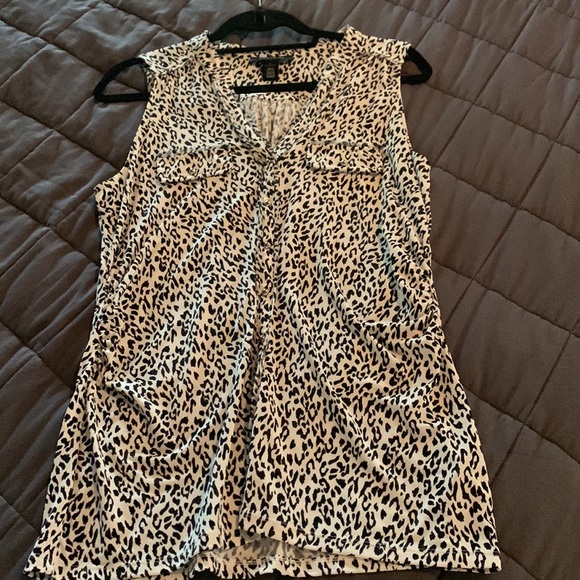 Sleeveless blouse.  Bottom down. Perfect - Picture 3 of 6